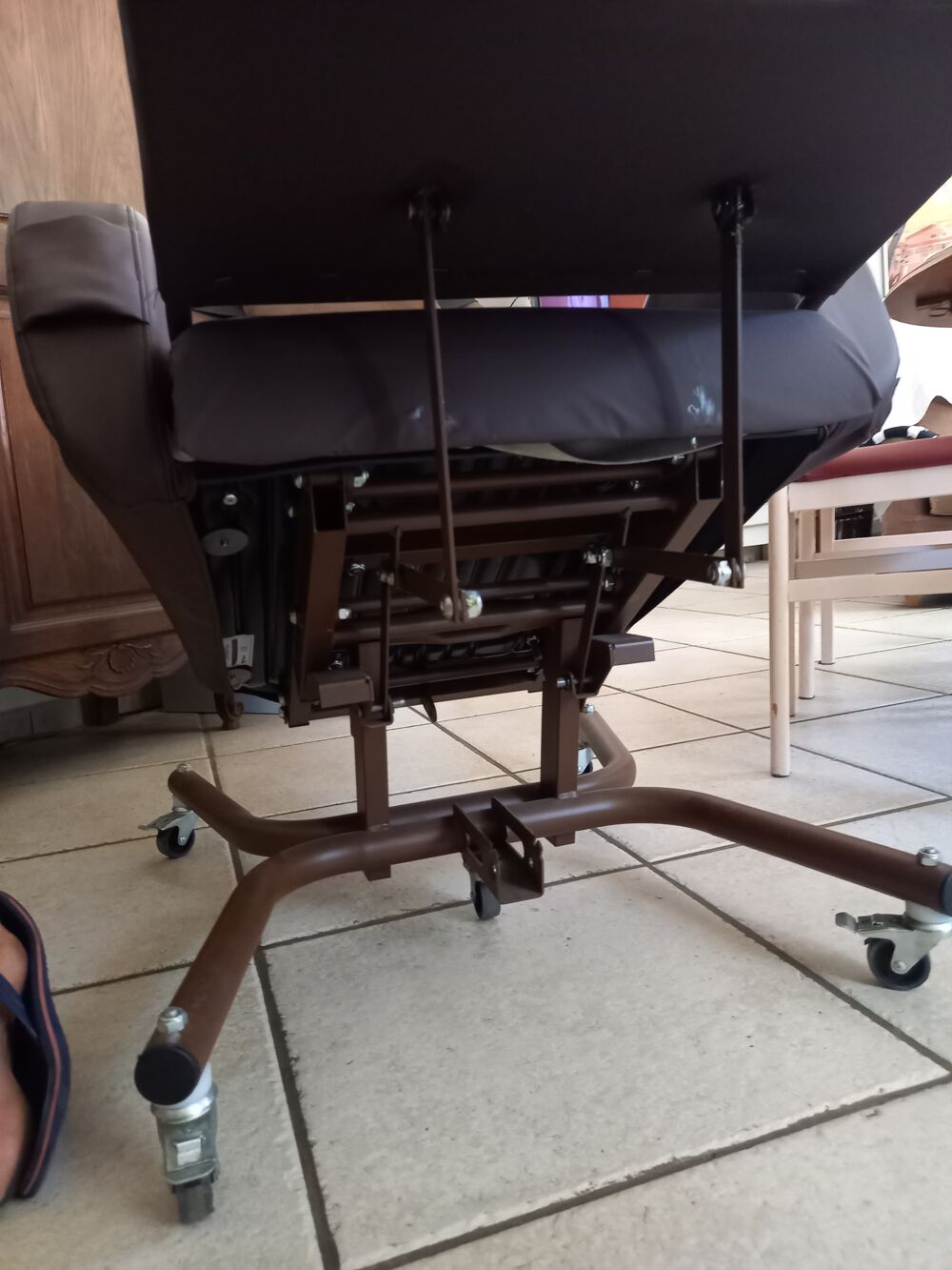 fauteuil m&eacute;dicalis&eacute; &agrave; roulettes pour personne avec handicap Meubles