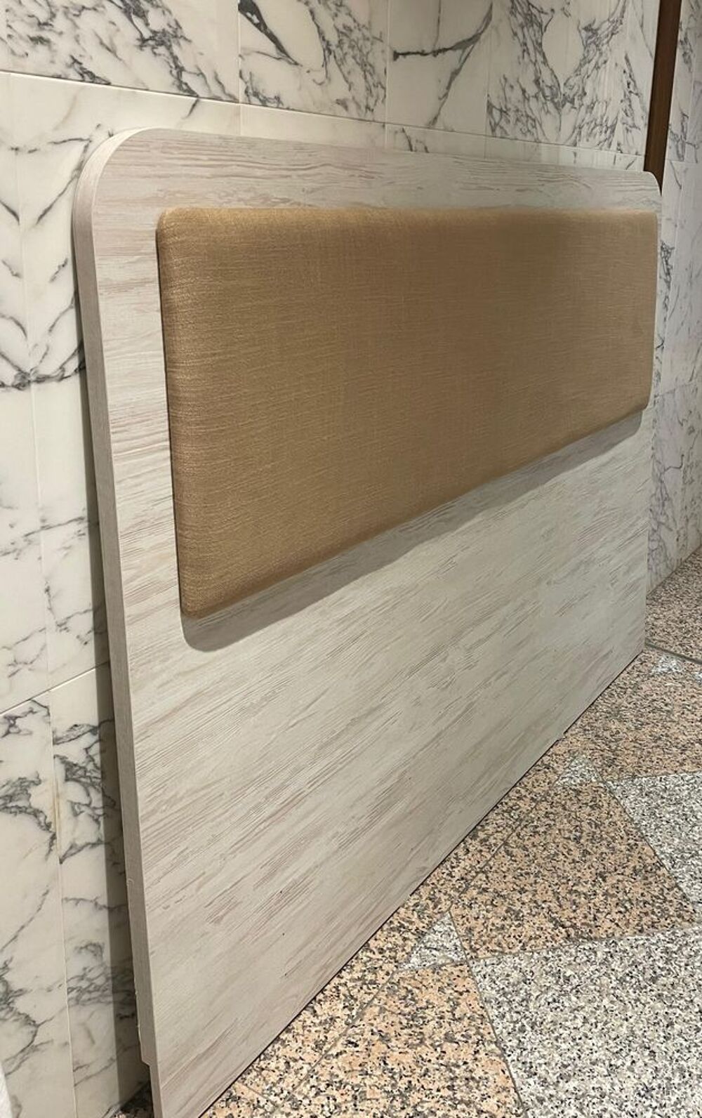 T&ecirc;te de lit neuve, style moderne, beige dor&eacute; Meubles