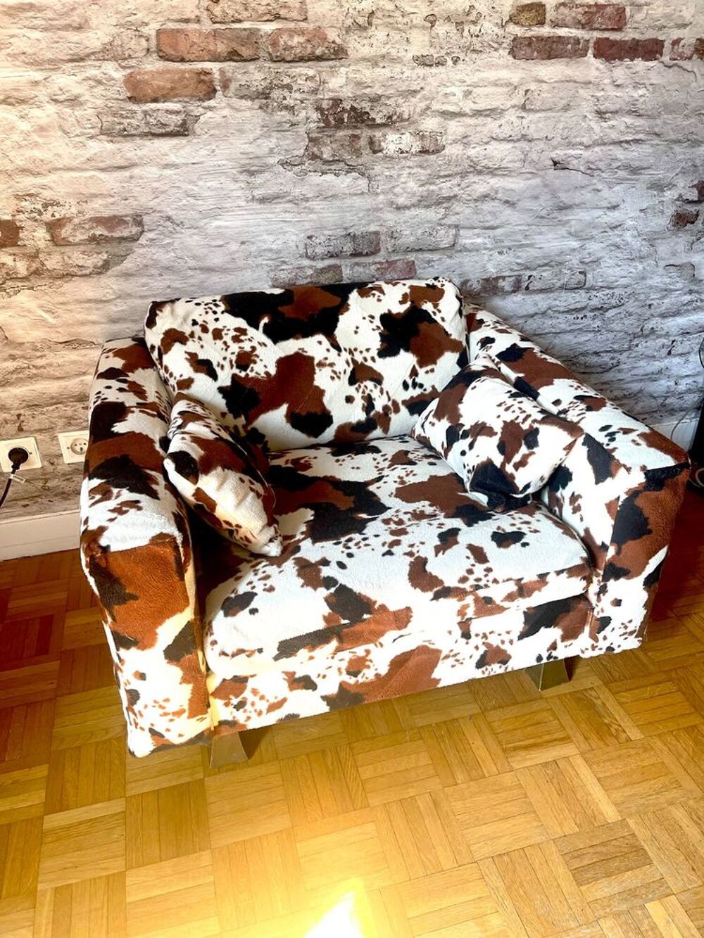 Fauteuil r&eacute;tro vintage en tissu motif vache Meubles