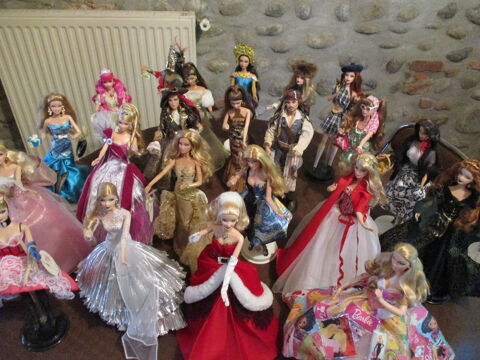COLLECTION    22 BARBIES 1200 Pamiers (09)