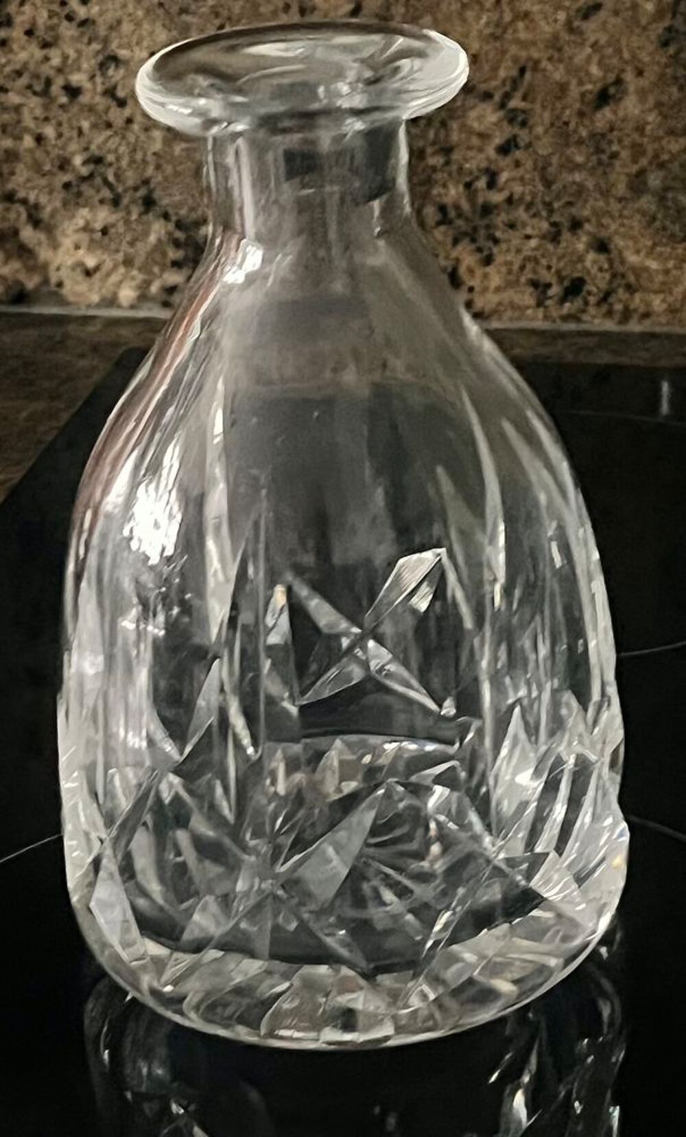 SAINT-LOUIS, Carafe en cristal taill&eacute; avec son bouchon 