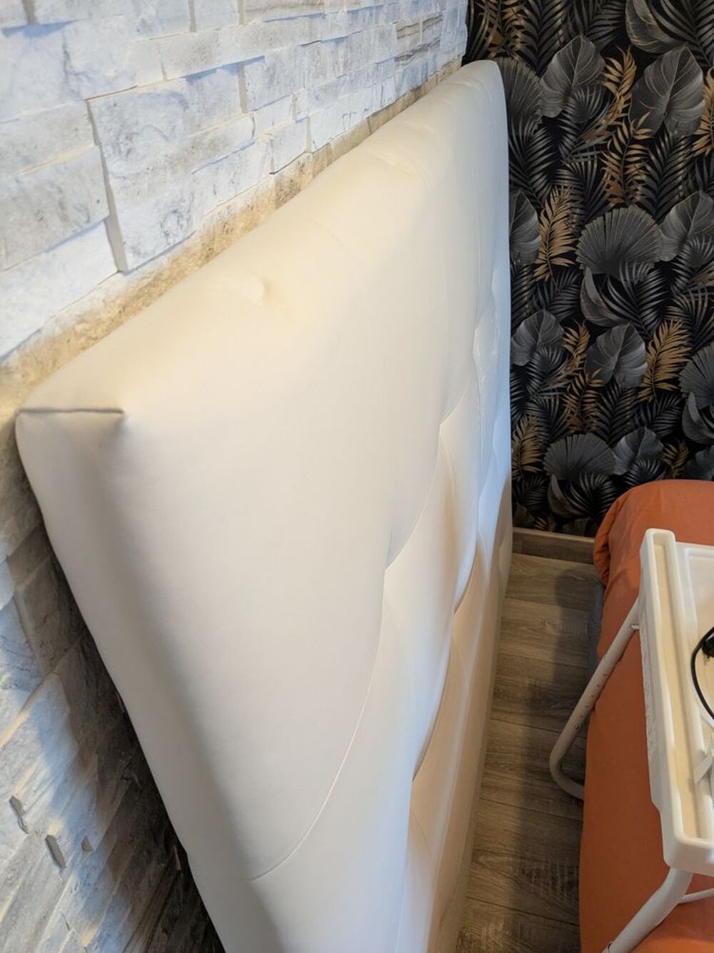 T&ecirc;te lit capitonn&eacute;e couleur blanc pour lit 140cms Meubles