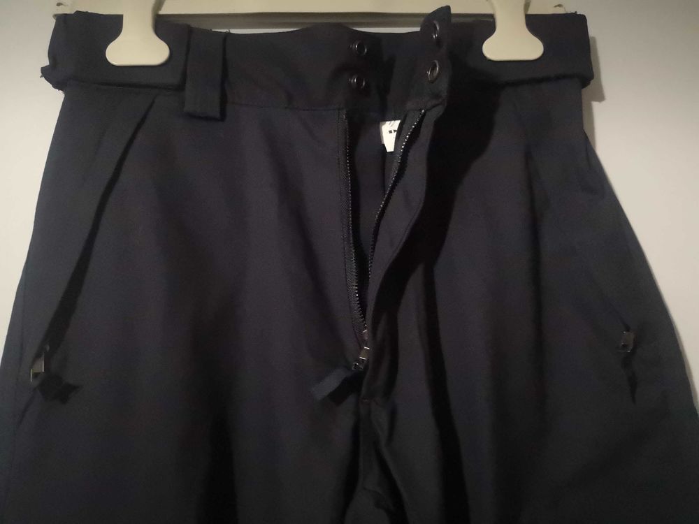 Pantalon DCA. Taille 40. Neuf sans &eacute;tiquette. Vêtements