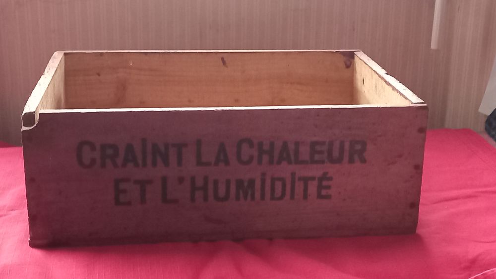Ancienne caisse en bois 
Lait concentr&eacute; sucr&eacute; Décoration