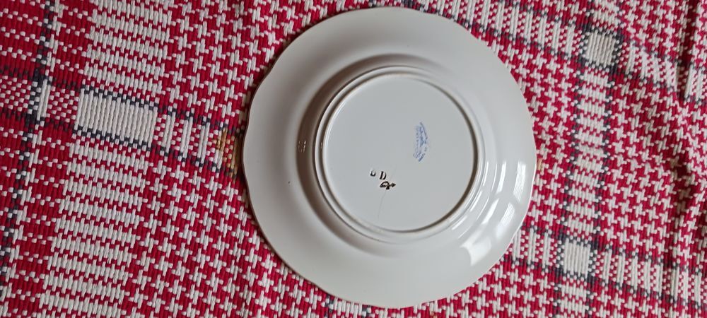 ASSIETTES EN FAIENCE LE MONDE A L'ENVERS POUR COLLECTION . Cuisine