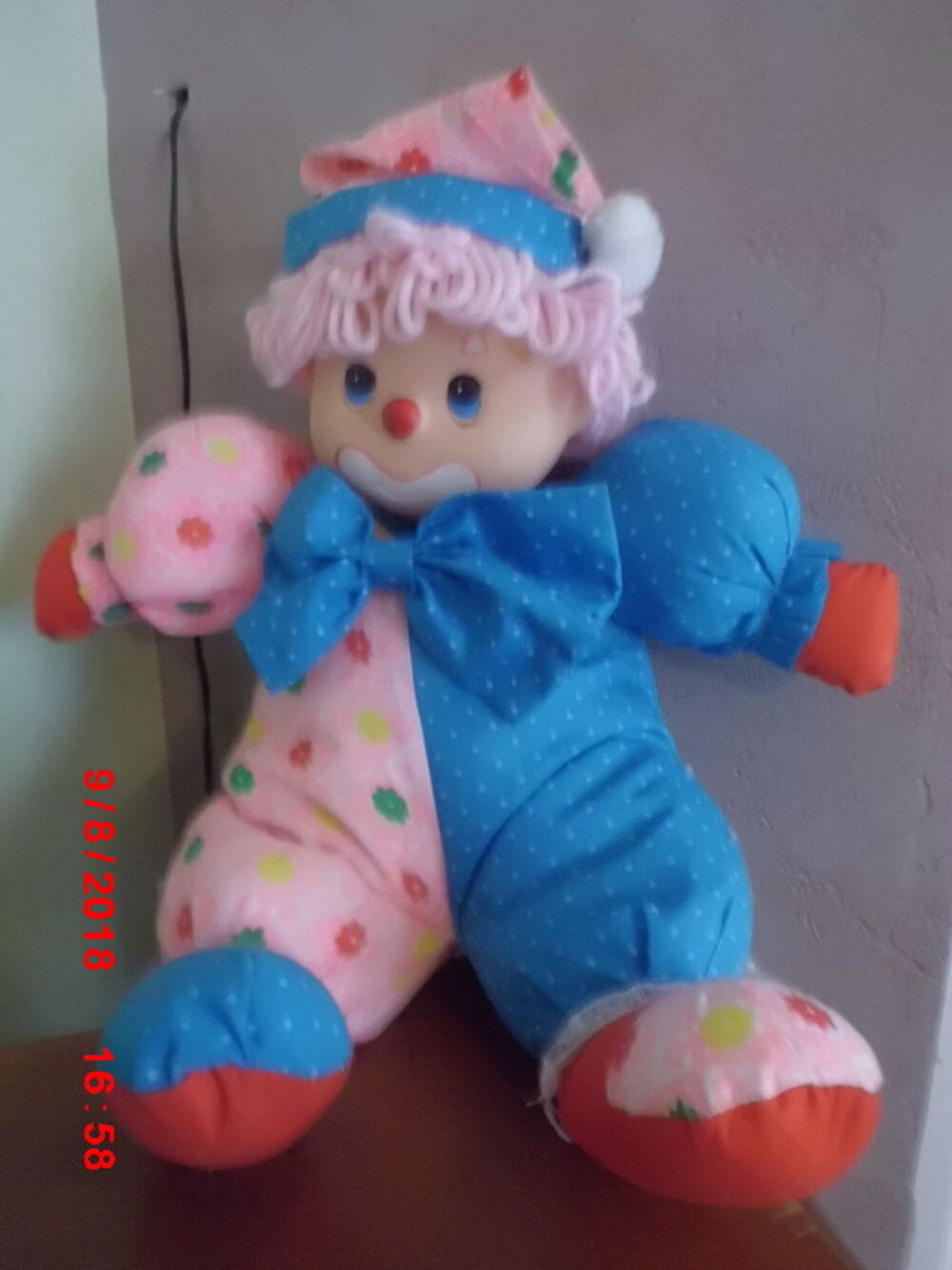 PELUCHE CLOWN EN TISSU IMPRIME ROSE ET BLEU Jeux / jouets