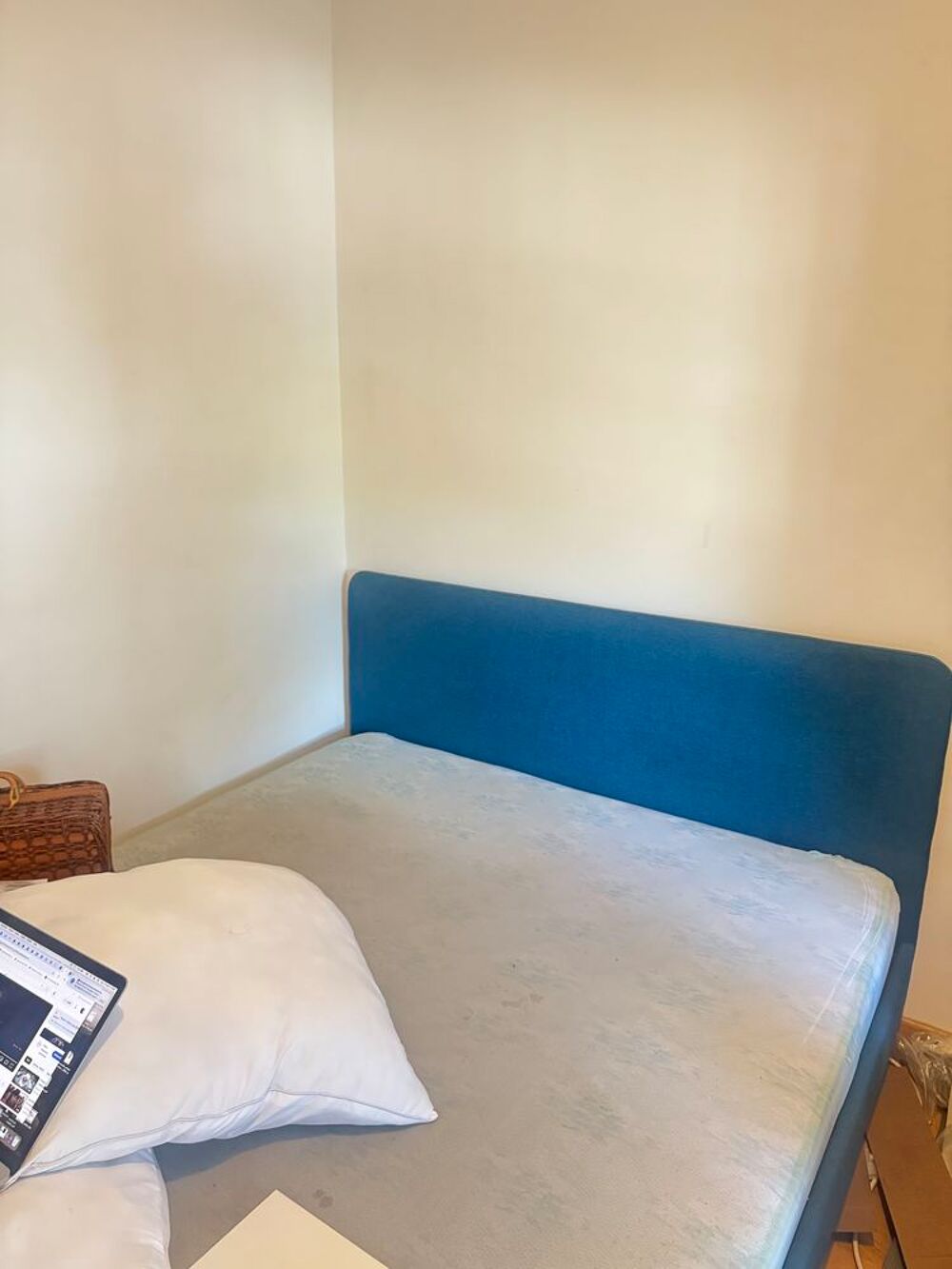 Lit + sommier + matelas + 2 oreiller Meubles
