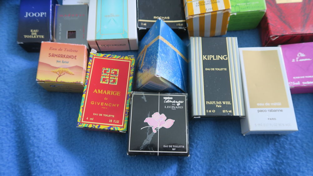 Lot de 30 miniatures de parfum Avec boite 