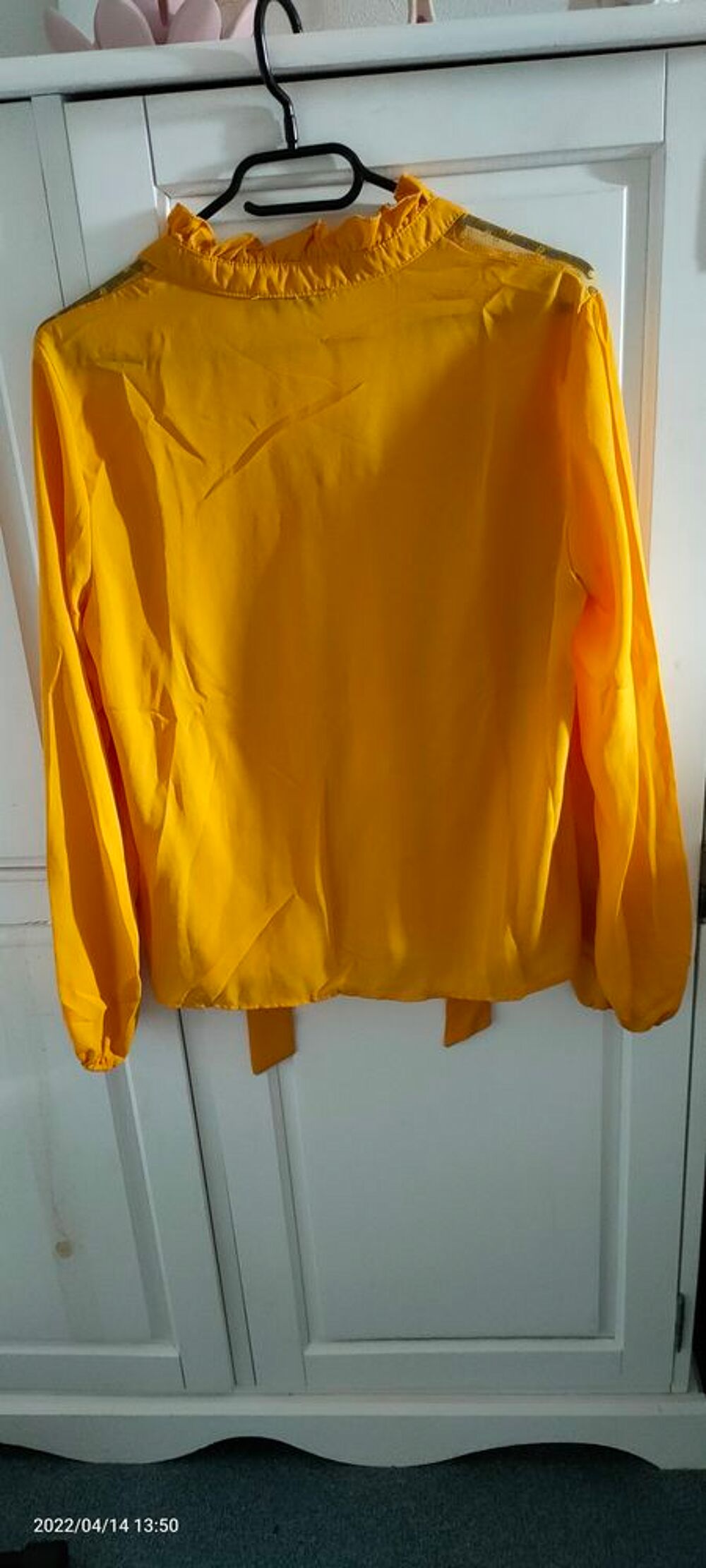 Jolie chemisier jaune pour femme marque Shein. Vêtements
