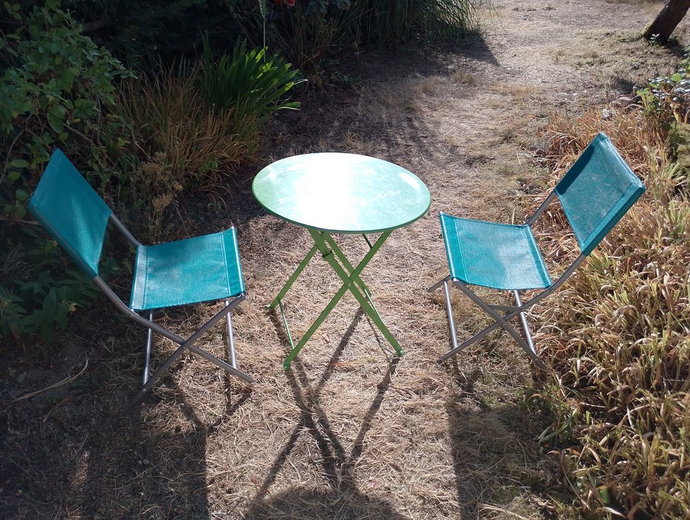 Table et deux chaises pliables Jeux / jouets
