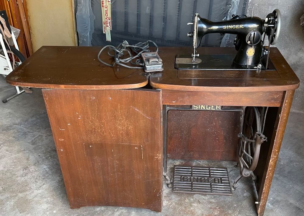 Machine &agrave; coudre Singer &eacute;lectrique et Manuelle Meubles