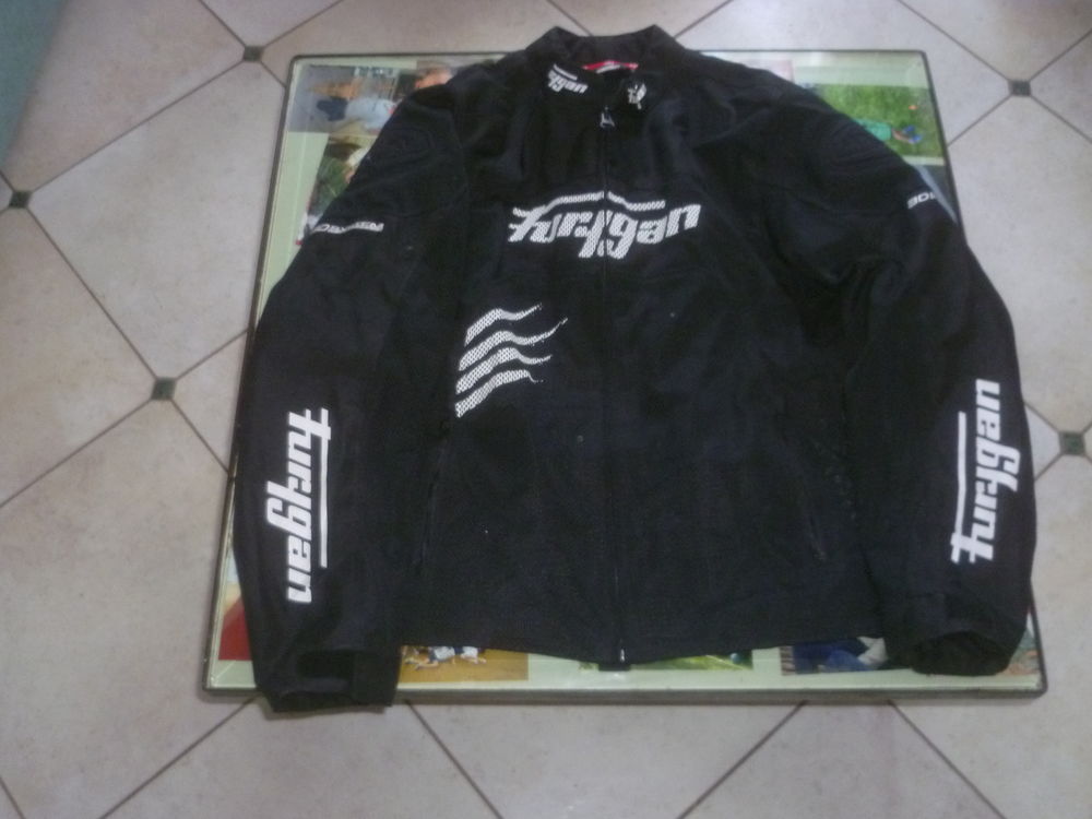 Blouson moto 
Vêtements