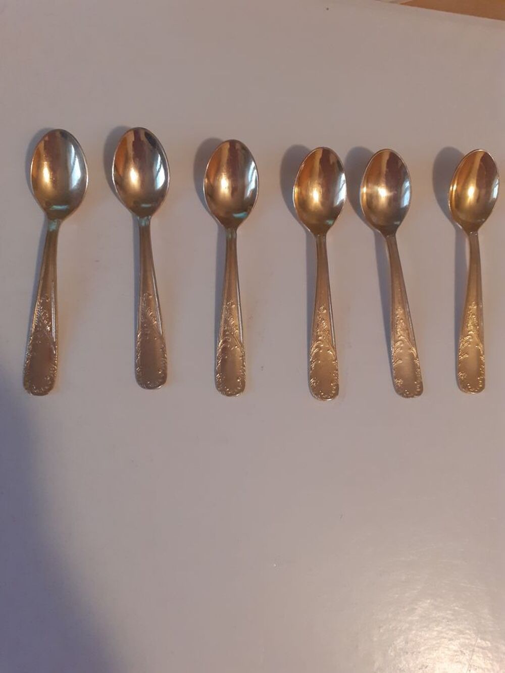 Lot de 6 jolies cuill&egrave;res dor&eacute;es, orn&eacute;es d'un poin&ccedil;on A/C Décoration