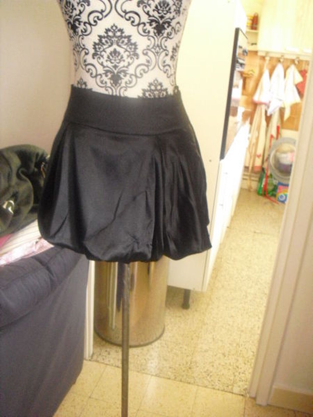 JUPE COURTE BOULE satin&eacute;e noire NEUVE TAILLE 1 Vêtements