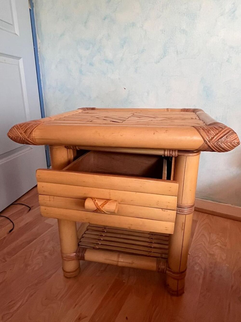 Cadre + sommier + table de chevet + matelas + lampe Meubles