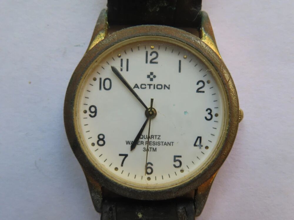 Lot de deux montres Action d'occasion livr&eacute;es sans pile avec Bijoux et montres