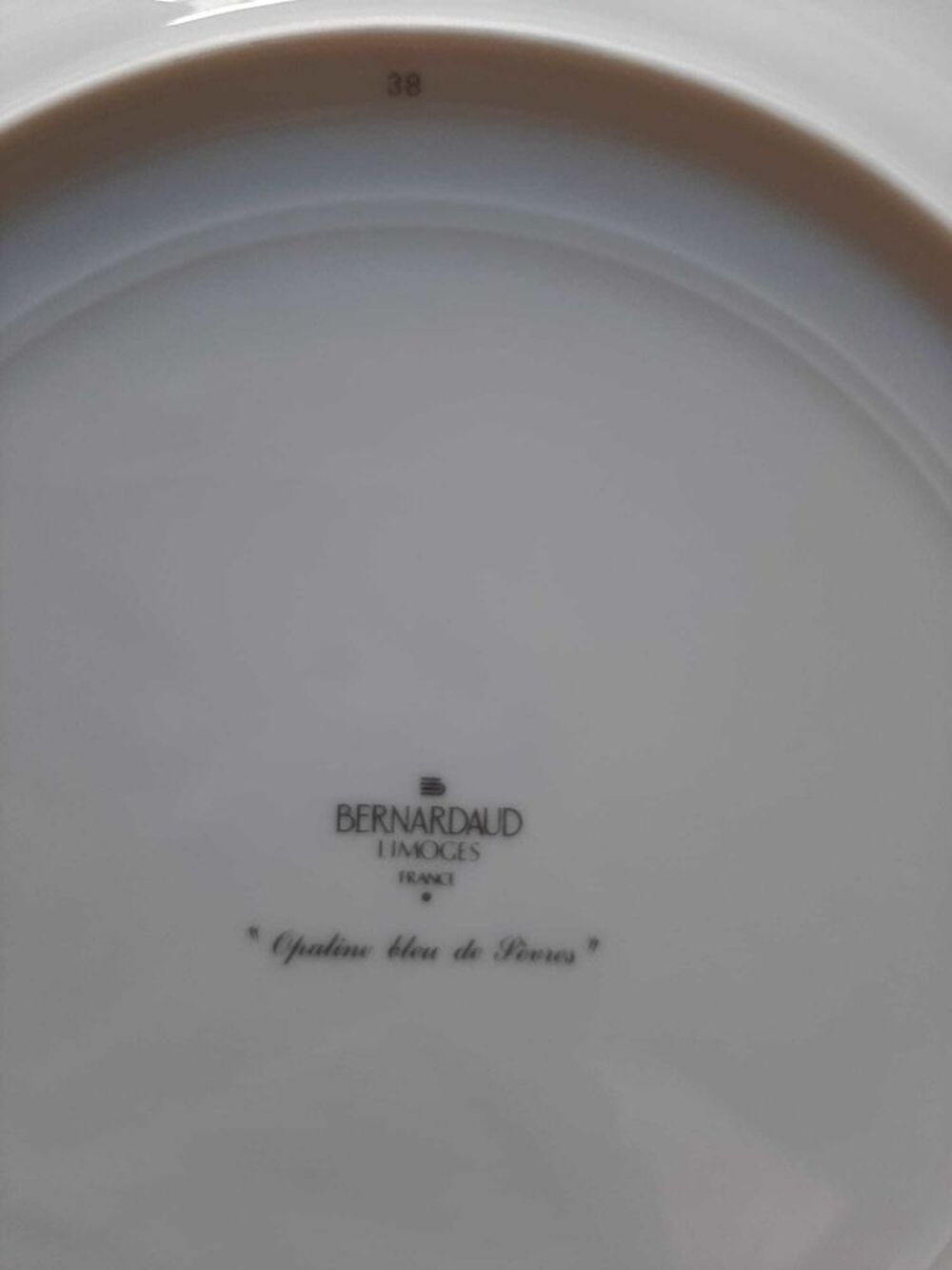 Assiettes de pr&eacute;sentation " Opaline bleu de S&egrave;vres " Décoration