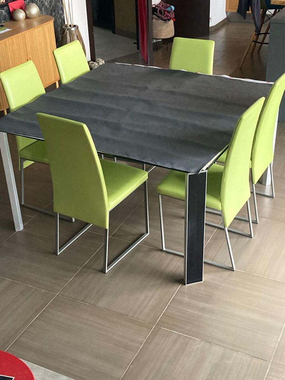 Table en verre 140x140 avec 6 chaises Meubles