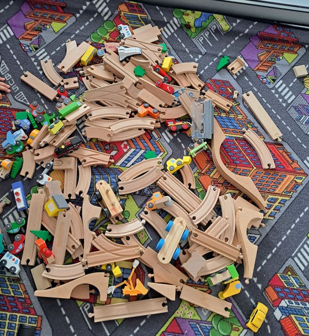 Un ensemble de routes et de trains en bois Jeux / jouets