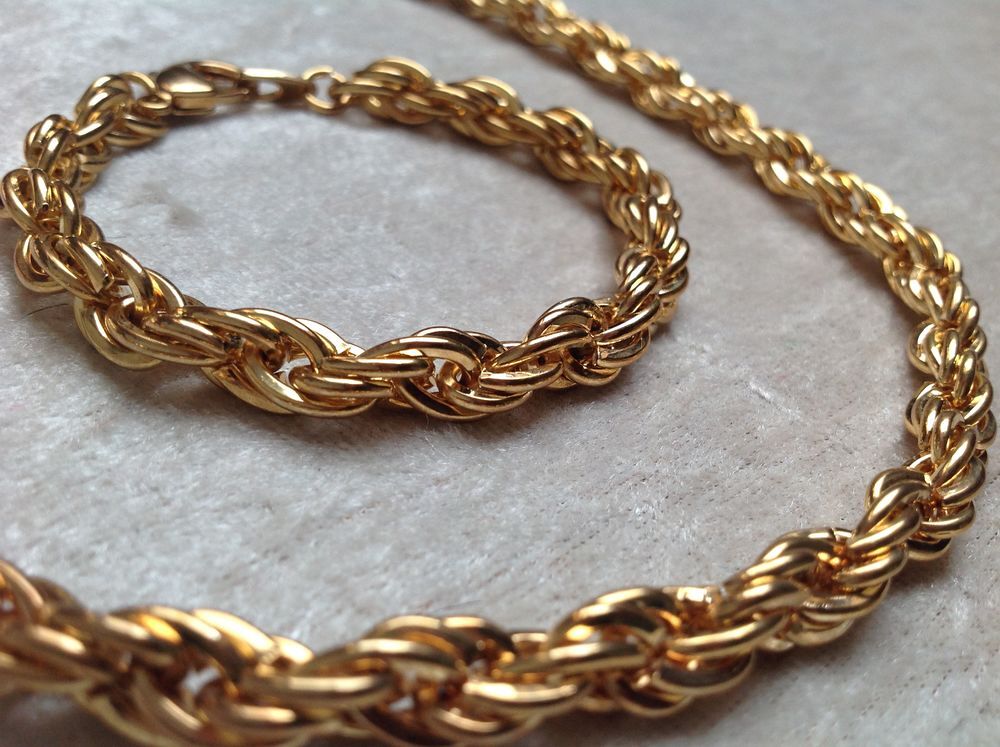 PARURE COLLIER BRACELET M&Eacute;TAL DOR&Eacute; Envoi Possible
Bijoux et montres