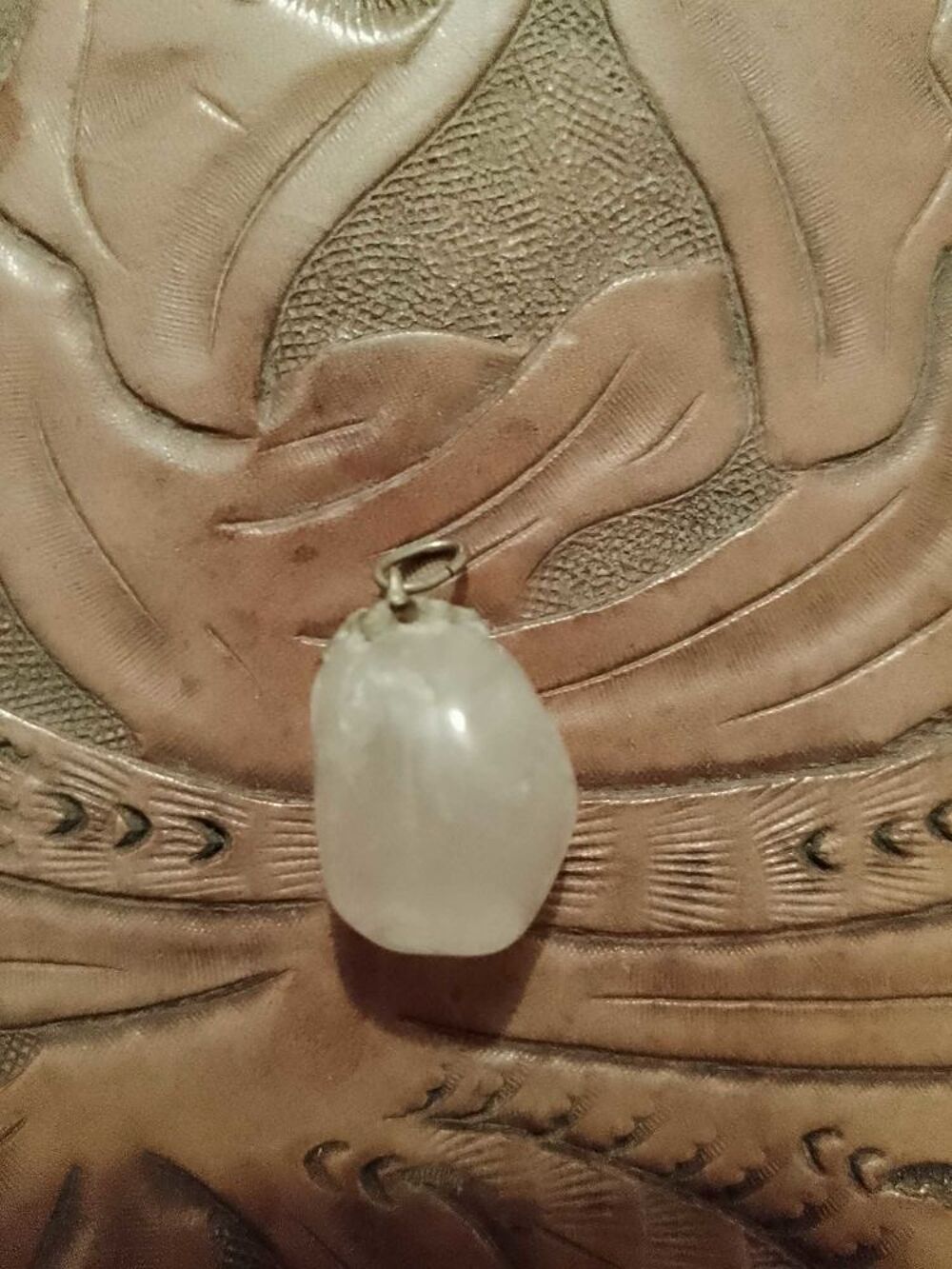 pendentif en Quartz rose clair sur m&eacute;tal dor&eacute; vintage ann&eacute;es 90. Bijoux et montres