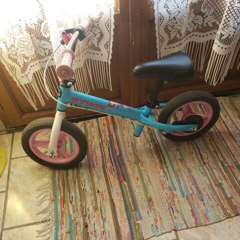 Draisienne B'TWIN Bleu et Rose pour Enfant 25 Thouars (79)