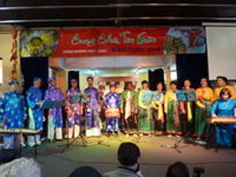   CHORALE des Non.Vietnamiens chantant  en vietnamien 
