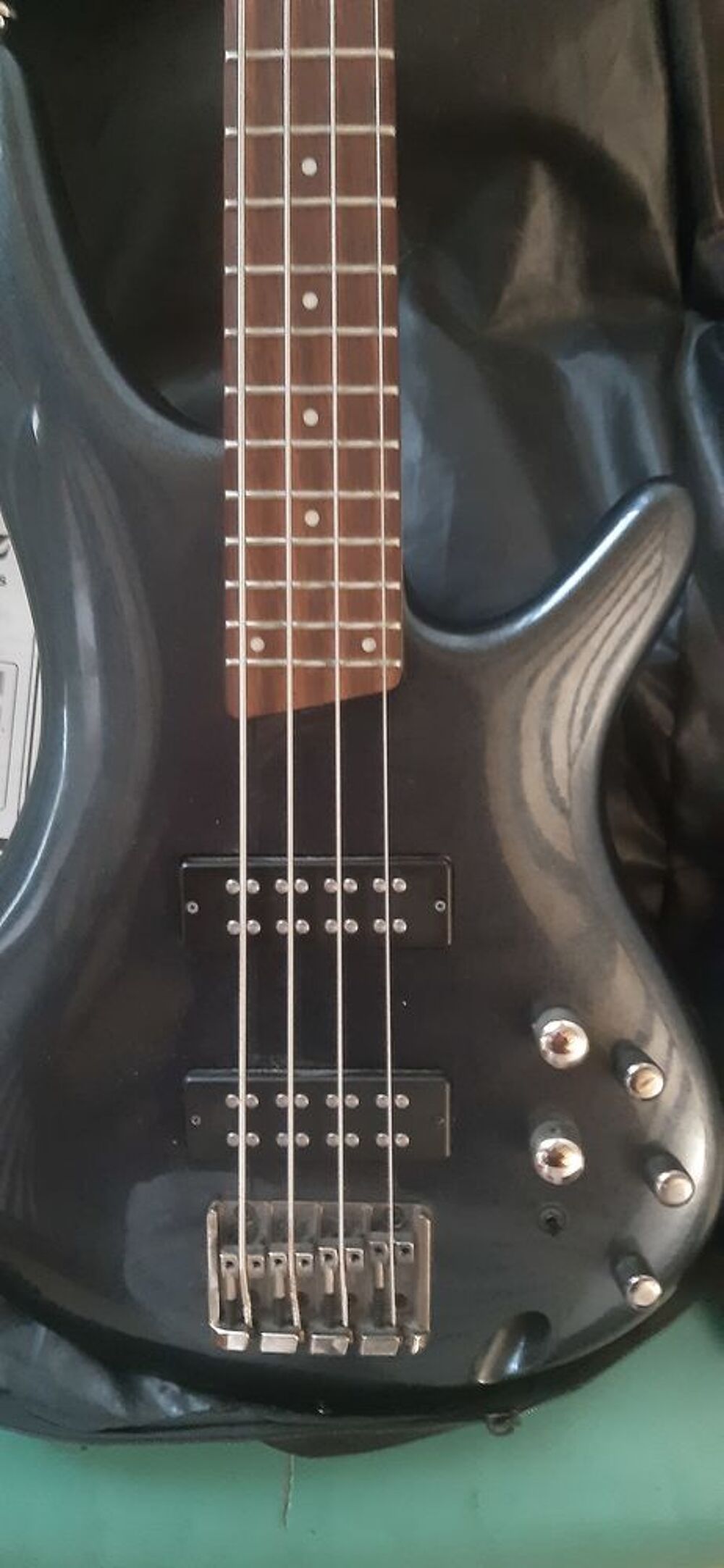 
basse ibanez SR300E-IPT. 2019. Instruments de musique
