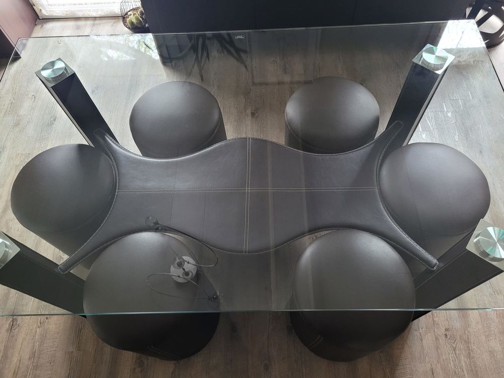 Table salle &agrave; manger+ 6 poufs Meubles