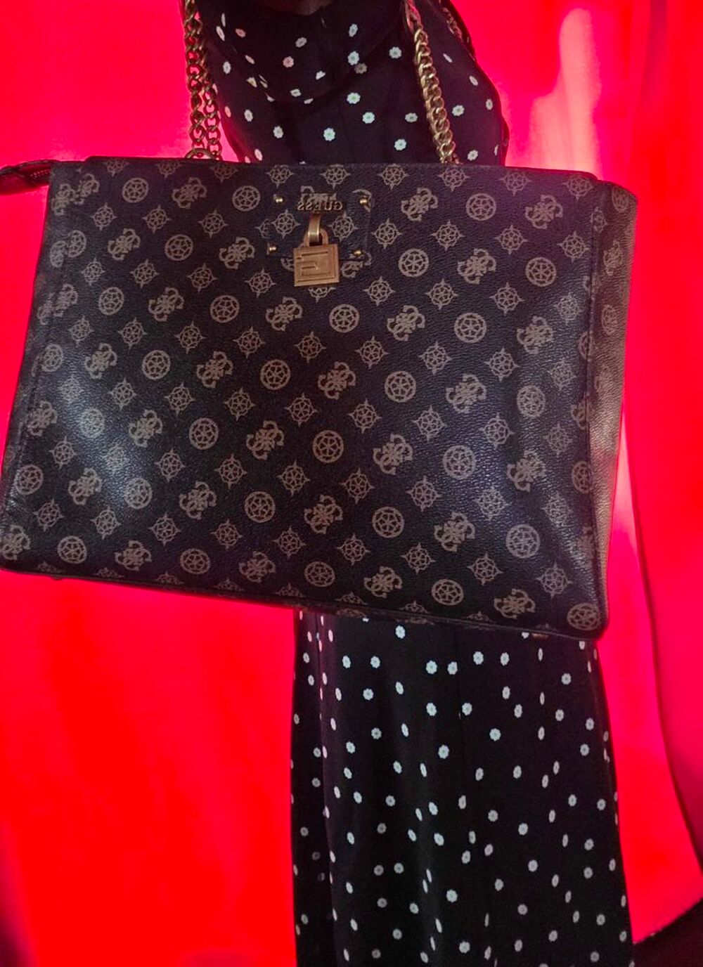 &agrave; € SAISIR SAC GUESS LOGO UTILISE 4 JOURS, COMME NEUF Maroquinerie