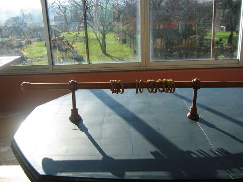 1 Barre en bois couleur ocre de 1.20 m. 10 Le Vernois (39)