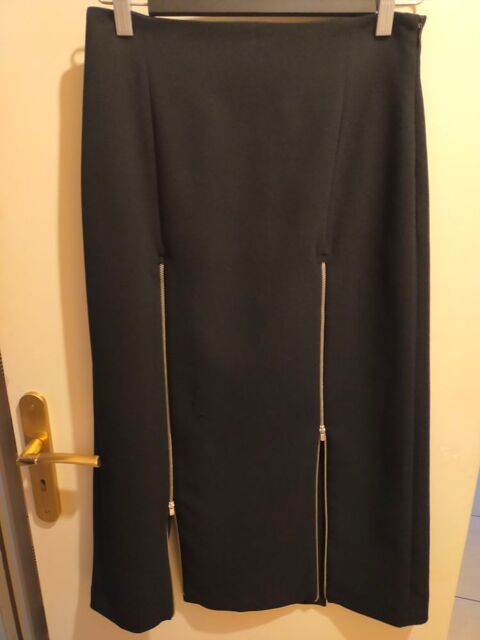 Jupe noire Maje tr�s peu port�e pour raison de taille. 34.99 Truyes (37)