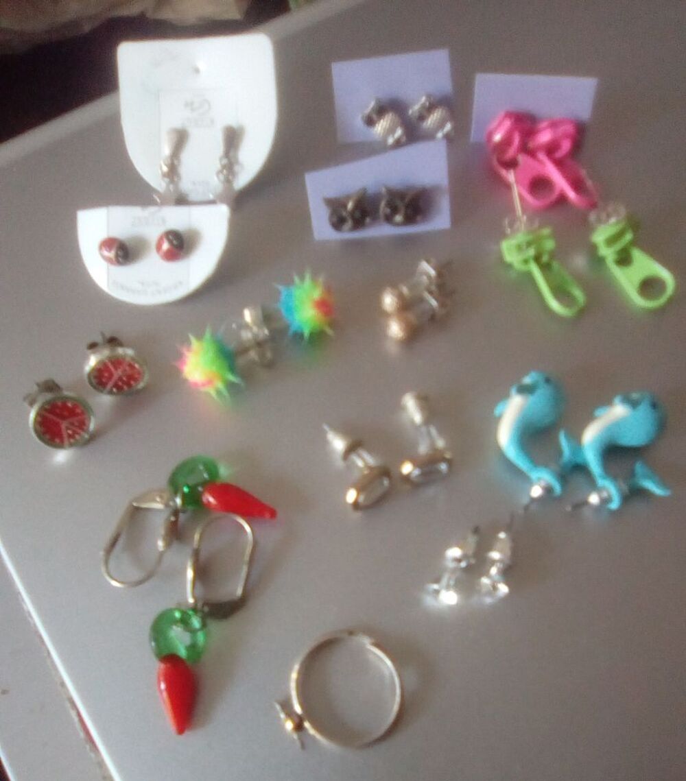13 boucles d'oreilles enfant / ado Bijoux et montres