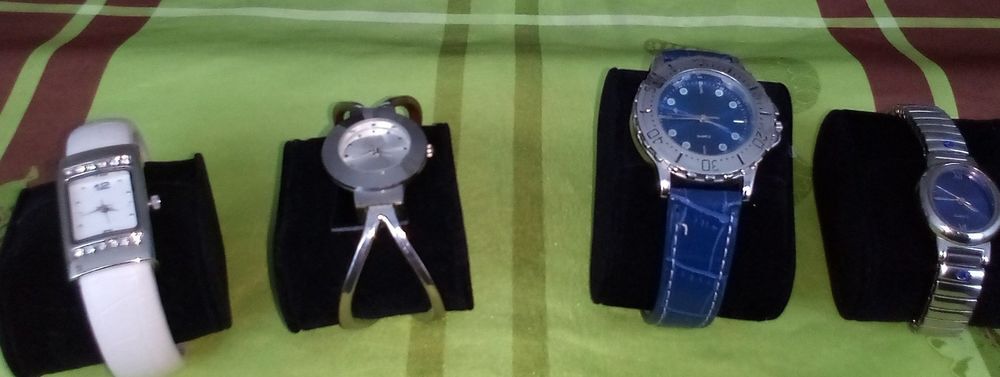 QUATRE MONTRES OU A L'UNITE Bijoux et montres