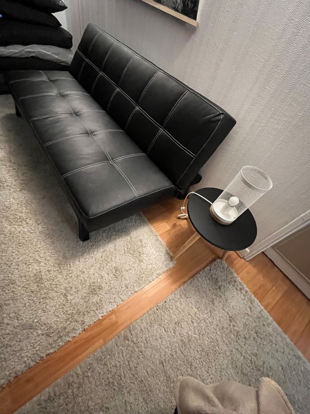 Canap&eacute; noir excellent &eacute;tat avec table en verre et 2 poufs Meubles