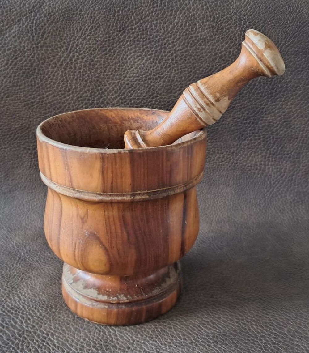 creuset et pilon en bois tourn&eacute; ancien vintage Décoration