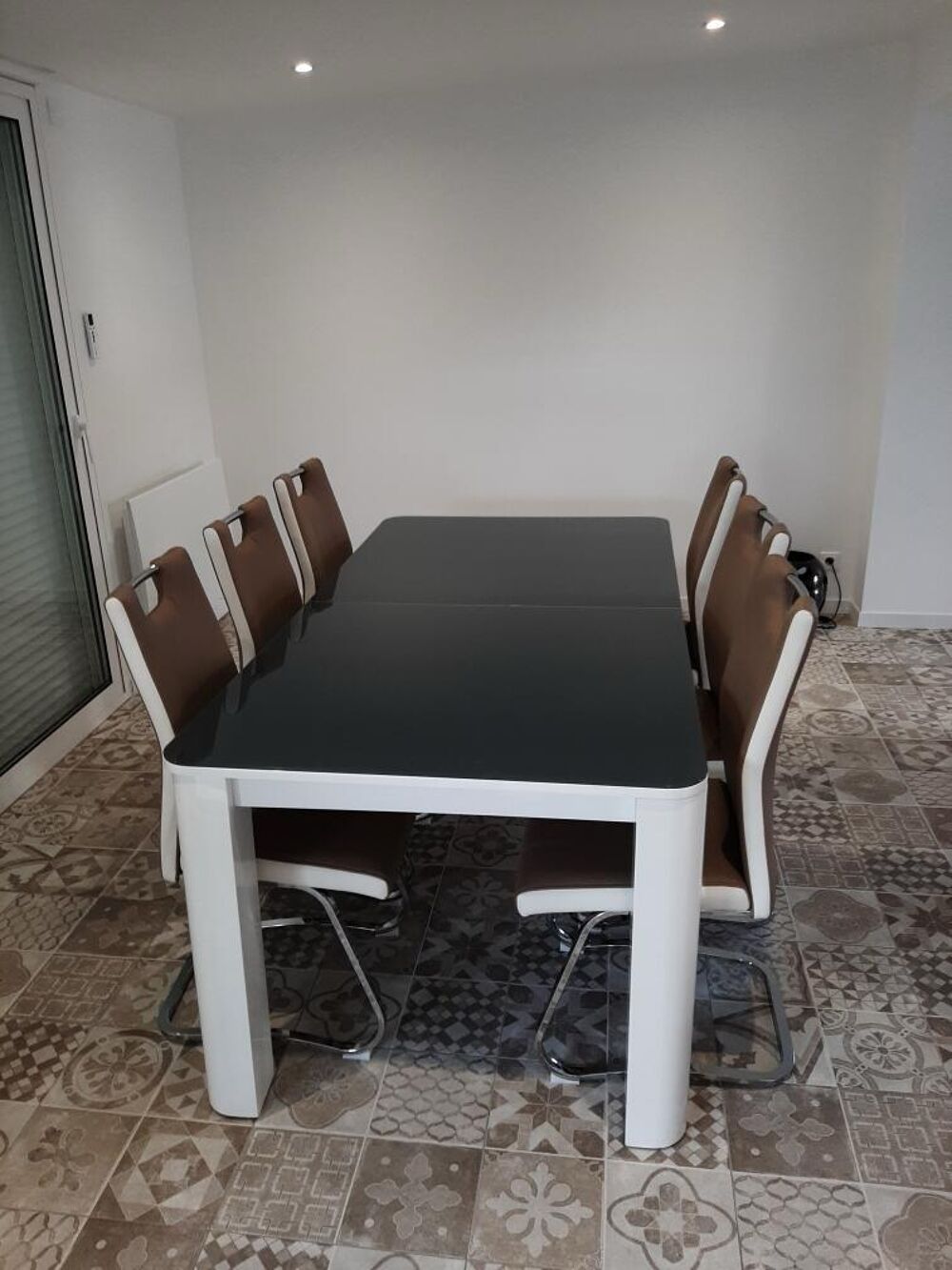 Tr&egrave;s belle salle &agrave; manger et ses 6 chaises Meubles