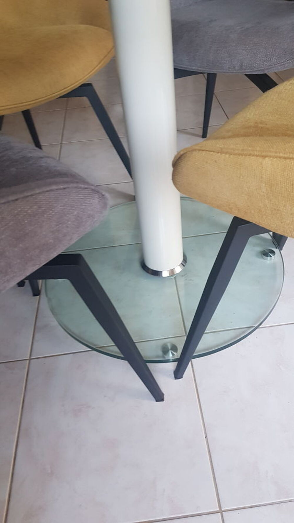 Tr&egrave;s belle table &agrave; manger en verre extensible et modulable Meubles