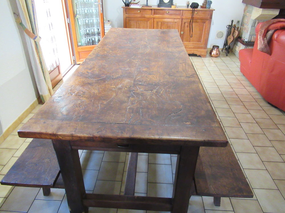 TABLE DE MONASTERE EN BOIS DE NOYER MASSIF . Meubles