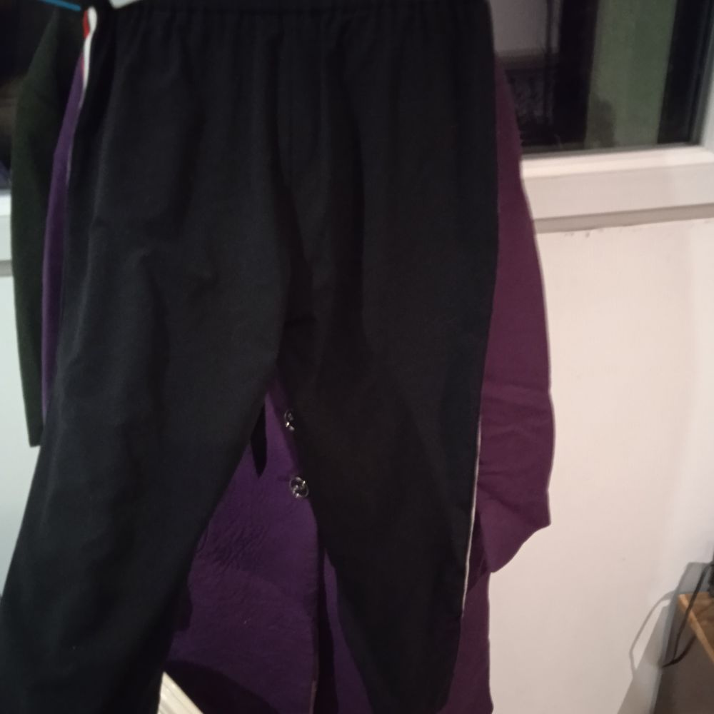 Pantalon noir liser&eacute; rouge taille elastique hauteur de jambe Vêtements