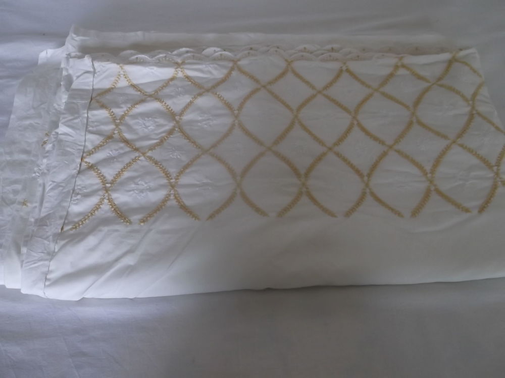 Grand drap double en coton blanc broderie dor&eacute;e (240x290 cm) Meubles