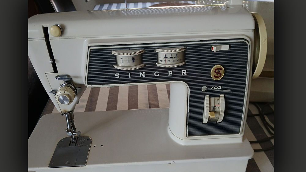 Machine &agrave; coudre SINGER Mod&egrave;le 702 Electroménager