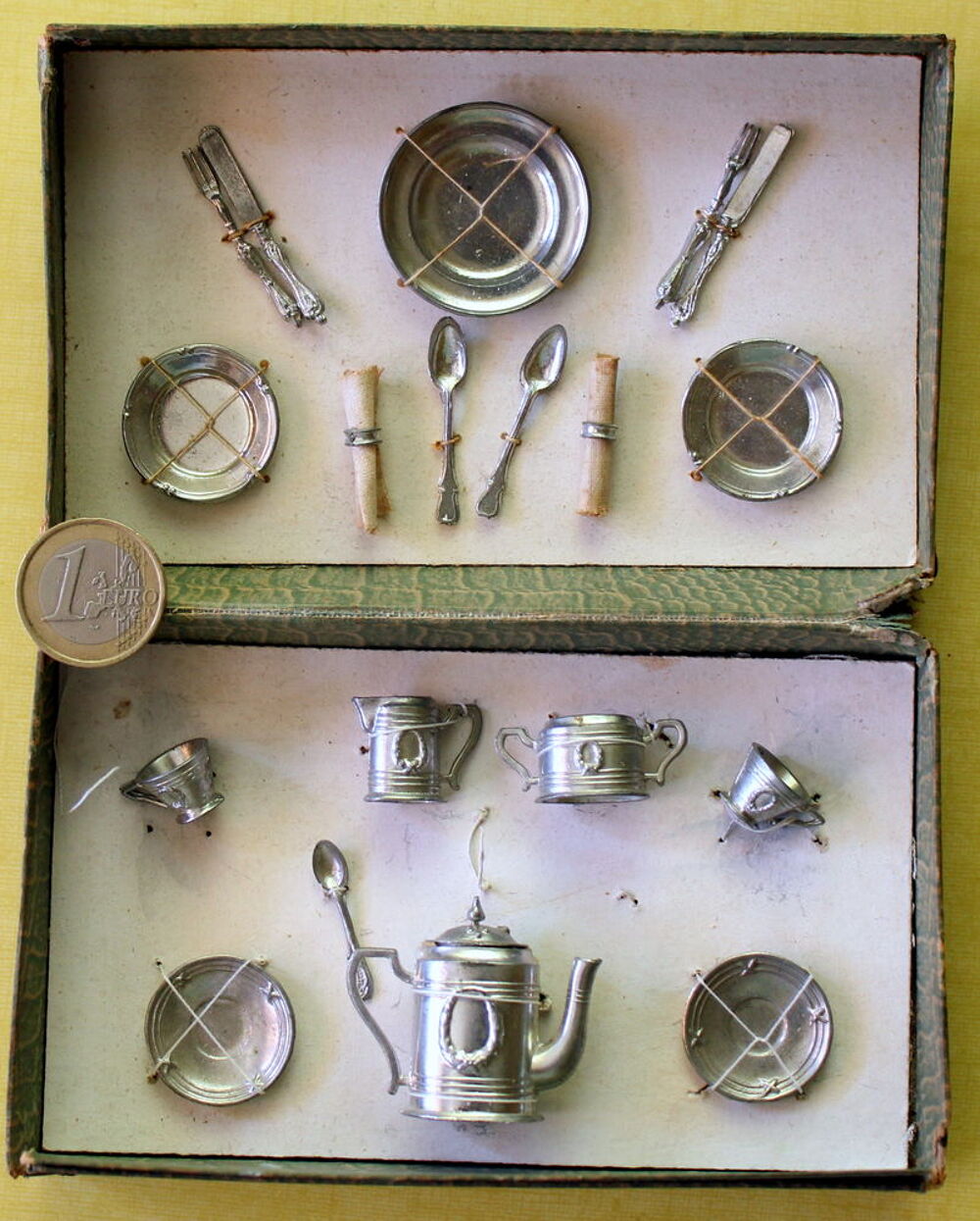 Coffret dinette de poup&eacute;e XIX eme si&egrave;cle en m&eacute;tal 