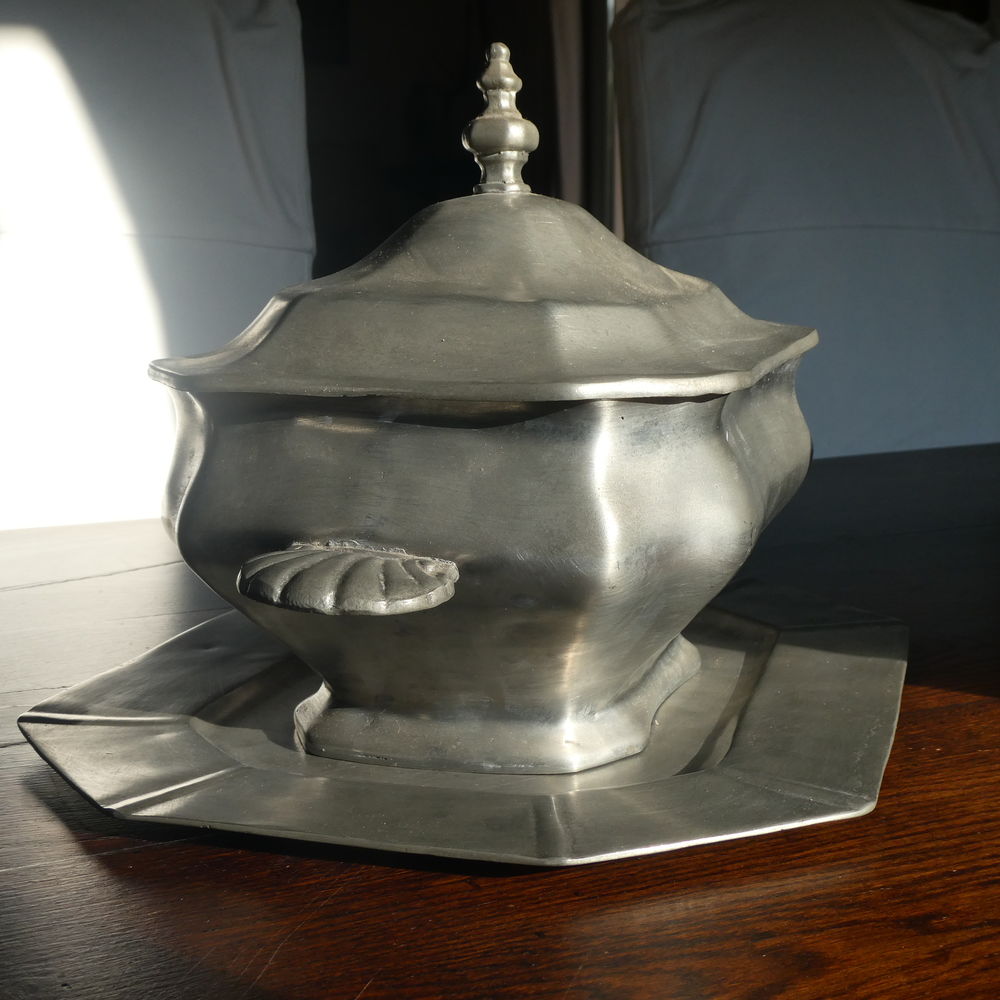 Soupi&eacute;re ancienne en &eacute;tain , de 1920 Décoration