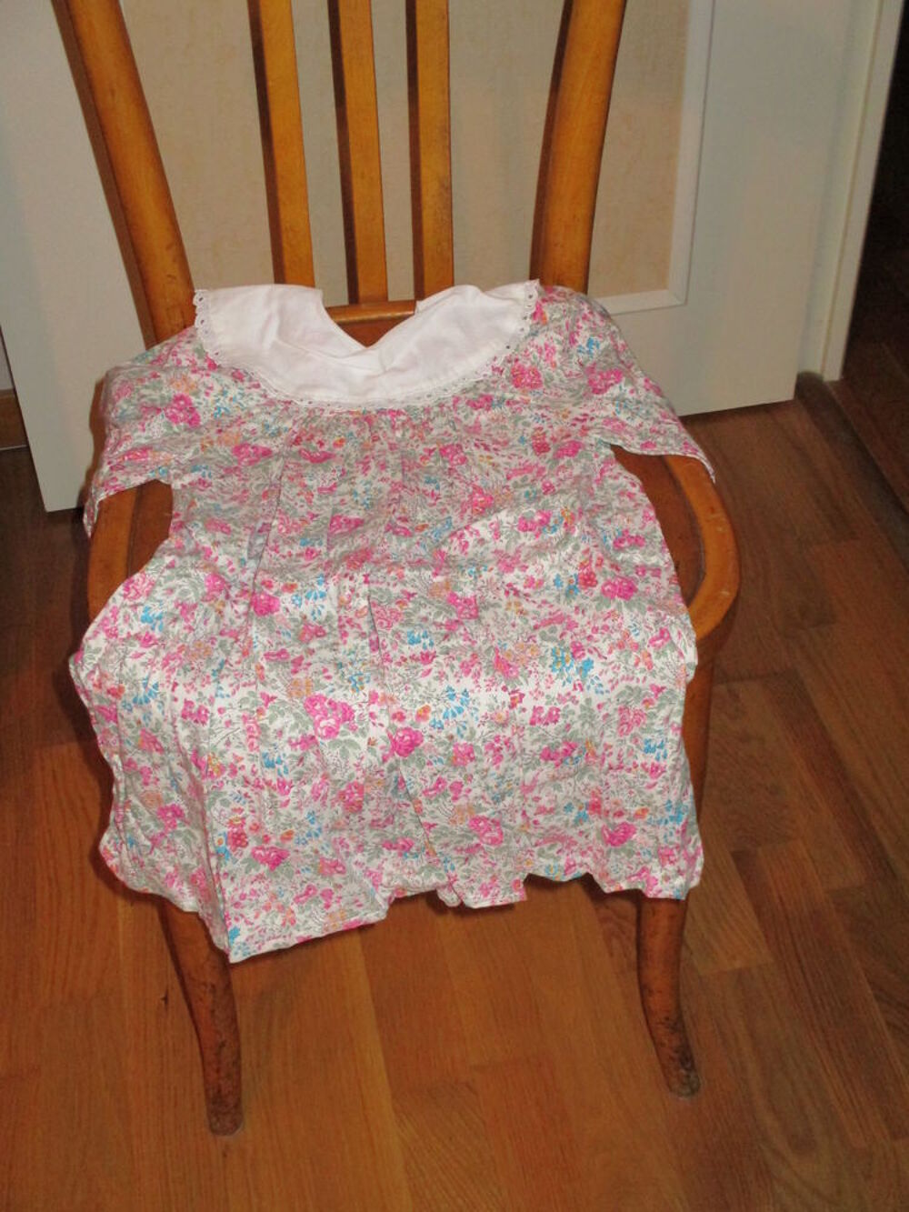 Robe &agrave; longues manches sur fond rose fleuri col blanc Vêtements enfants