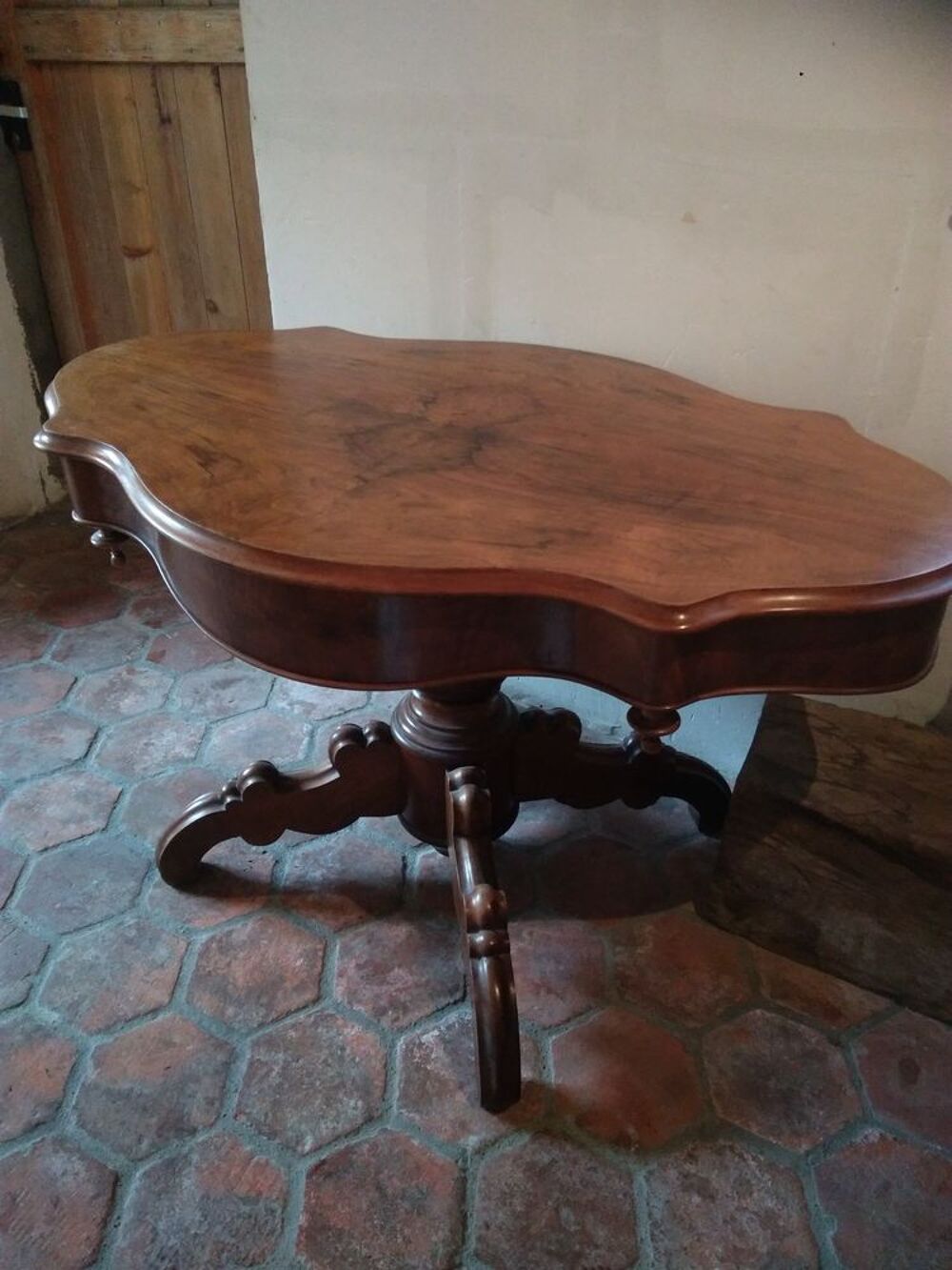 Gu&eacute;ridon noyer 4 pieds. Meubles