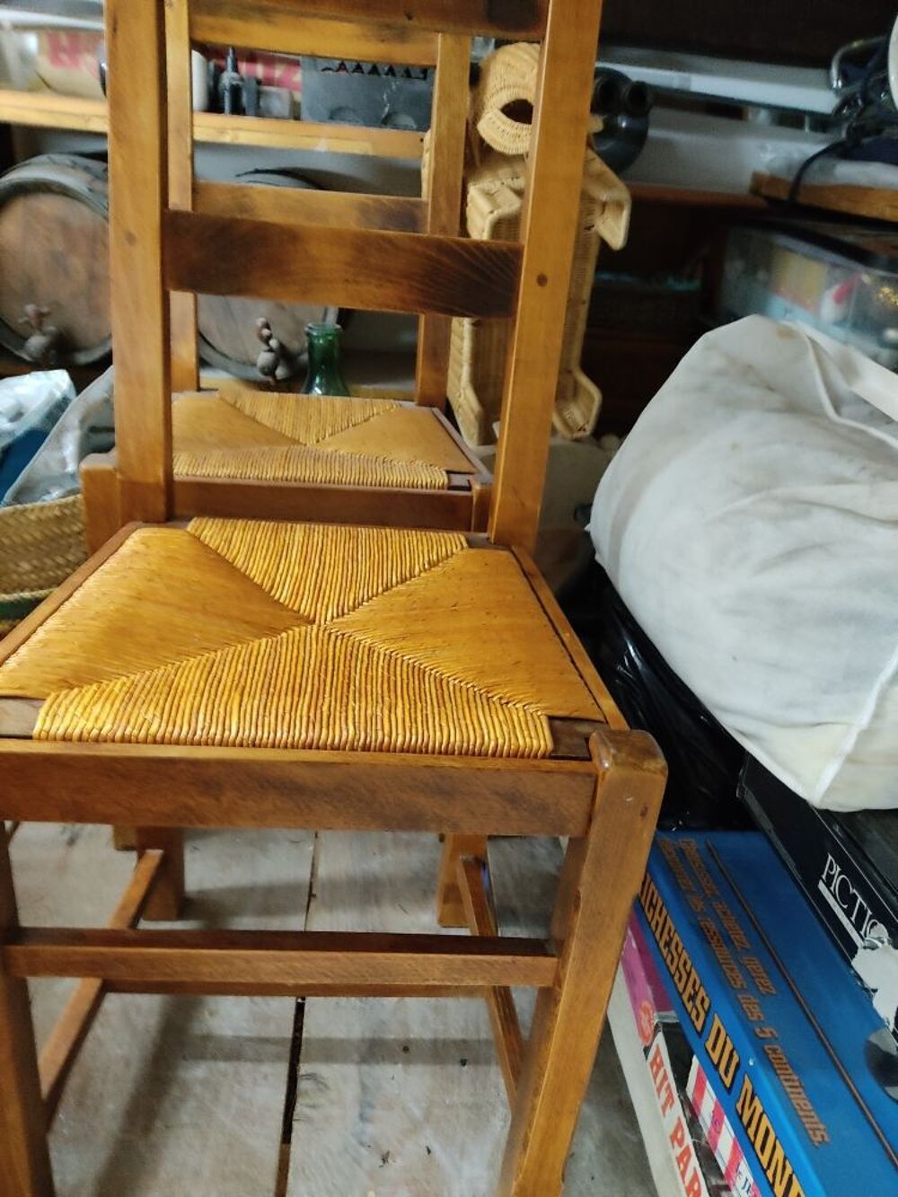 chaises en paille 4 d&eacute;pareill&eacute; Meubles