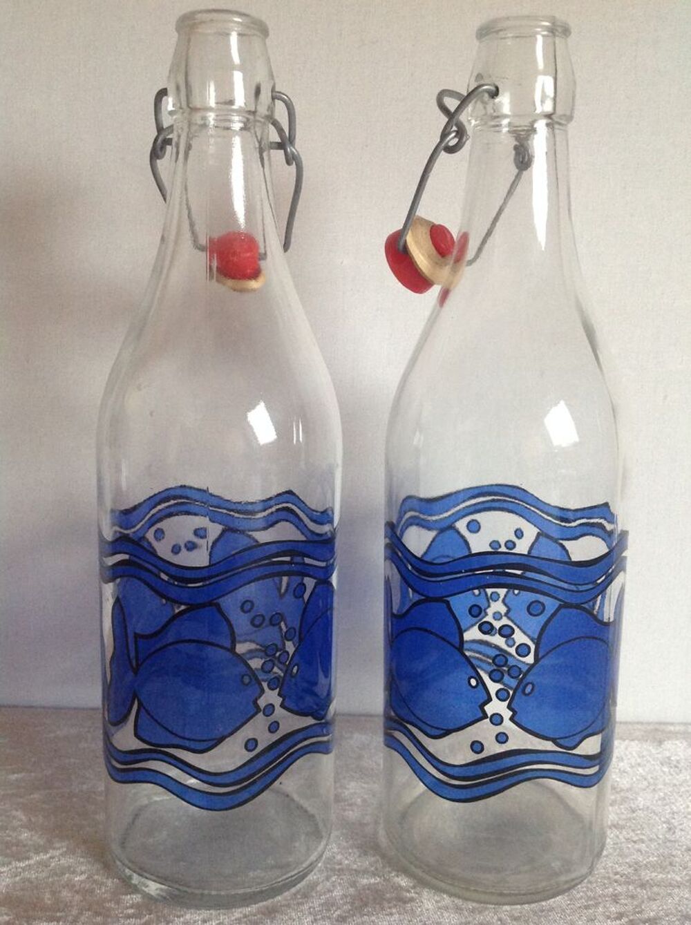 DEUX BOUTEILLES VERRE SE?RIGRAPHIE?ES POISSONS BLEU Décoration