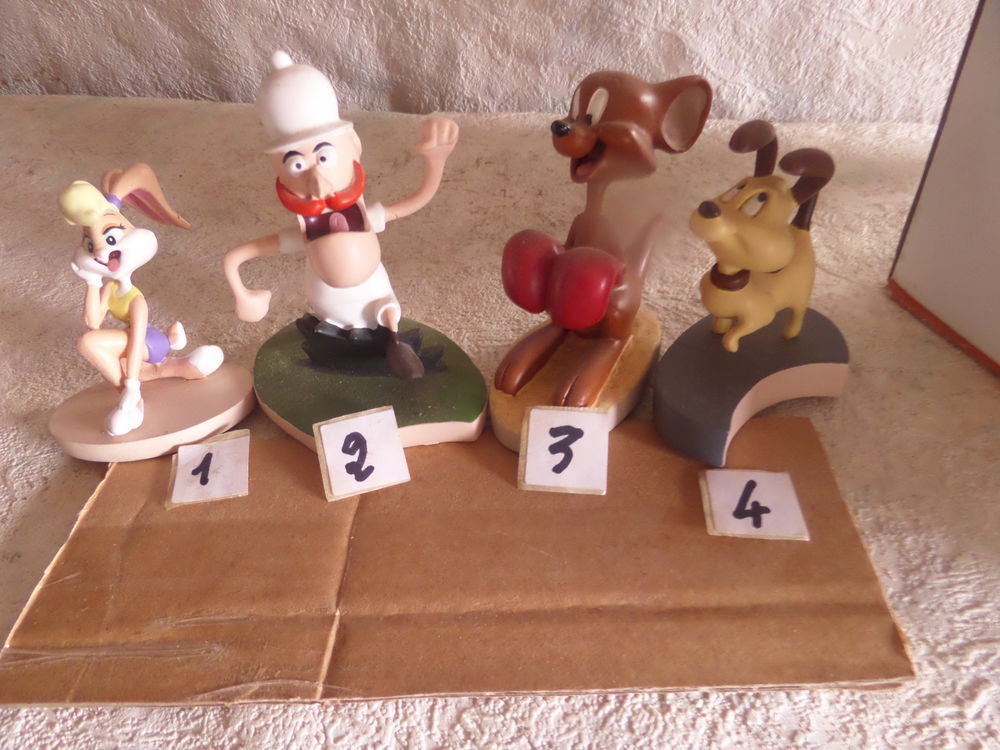 16 figurines WARNER BROS 