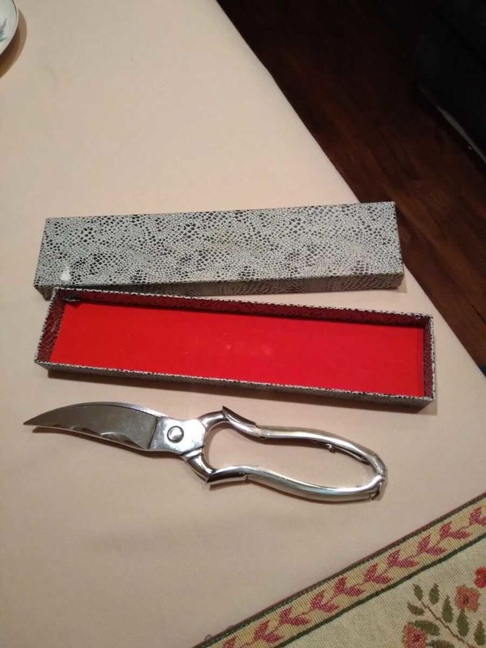 CISEAUX &agrave; € DECOUPER LA VOLAILLE MARQUE " NOGENT "EN NACRE, JAMAIS UTILISE AVEC SA BO&Icirc;TE D'ORIGINE : ANNEES 1970's EN PARFAIT ETAT Electroménager
